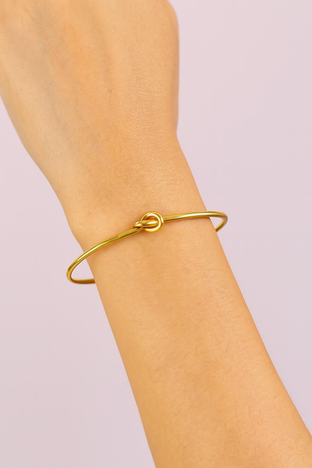 Women’s slim bracelet with polished gold-tone finish