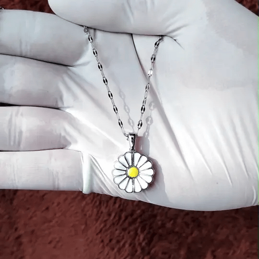 Daisy Flower Pendant Necklace in Gold-Tone – Suvaaura
